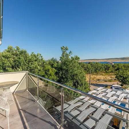 Zora, Starigrad Paklenica, Vila
