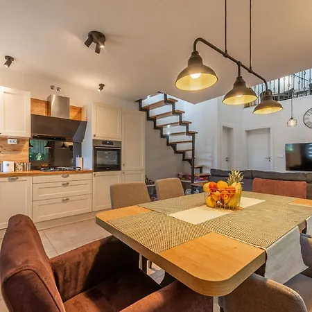 Willa Zora, Starigrad Paklenica, *