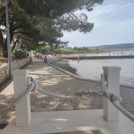 Zora, Starigrad Paklenica, Vila