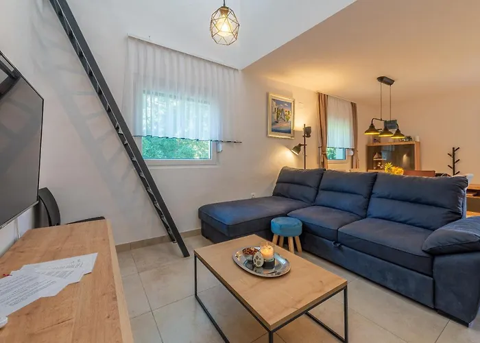 Zora, Starigrad Paklenica,