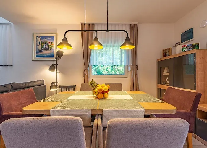 Zora, Starigrad Paklenica, * Seline