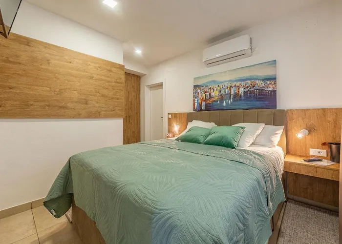 Zora, Starigrad Paklenica, *