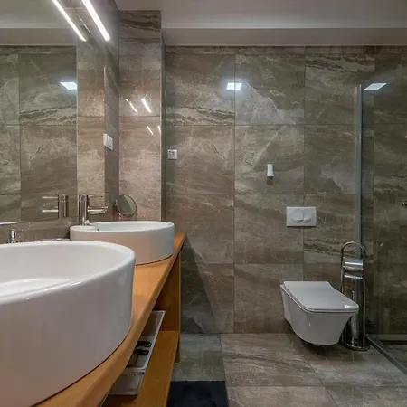 Zora, Starigrad Paklenica, فيلة سيلين