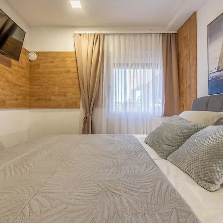 Βίλα Zora, Starigrad Paklenica, *