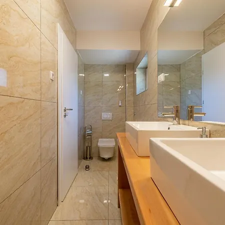 Zora, Starigrad Paklenica, فيلة