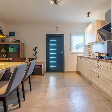 Villa Zora, Starigrad Paklenica, *