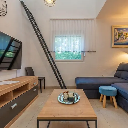 Zora, Starigrad Paklenica,