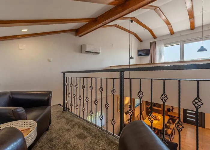 Zora, Starigrad Paklenica, Seline