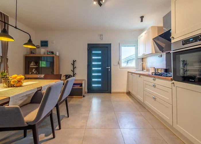 Willa Zora, Starigrad Paklenica, *